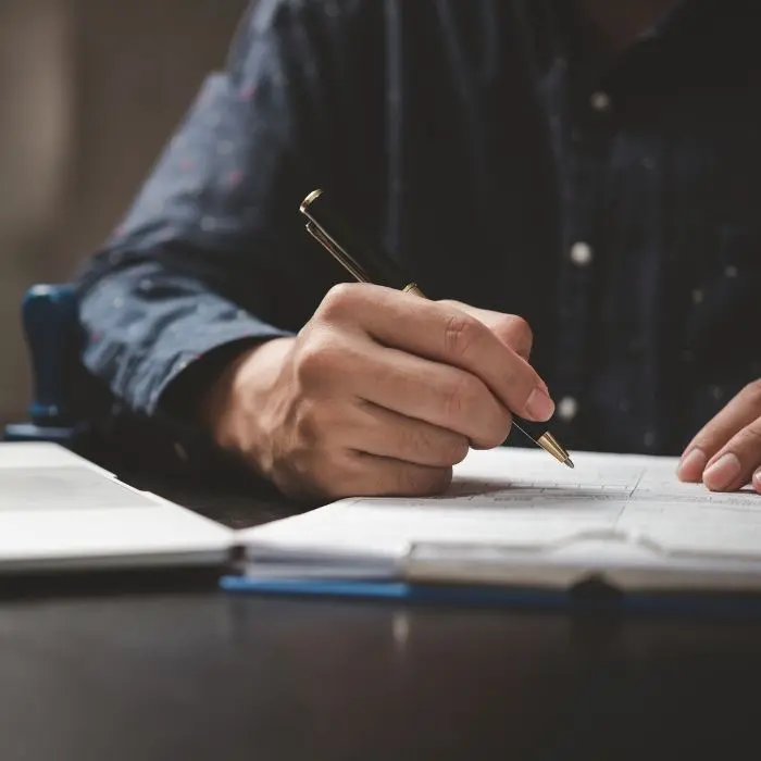 Experto del derecho civil ayudando a cliente en reclamación de IRPH