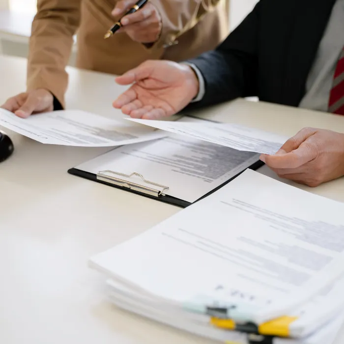 Profesional ejerciendo el derecho laboral revisando un contrato