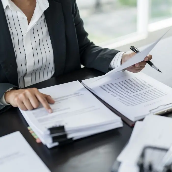 Abogado consultando sus papeles
