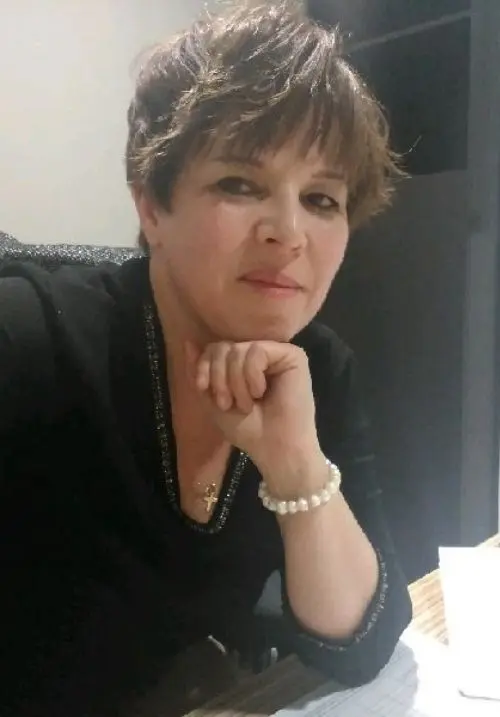 Laura estrada en su despacho